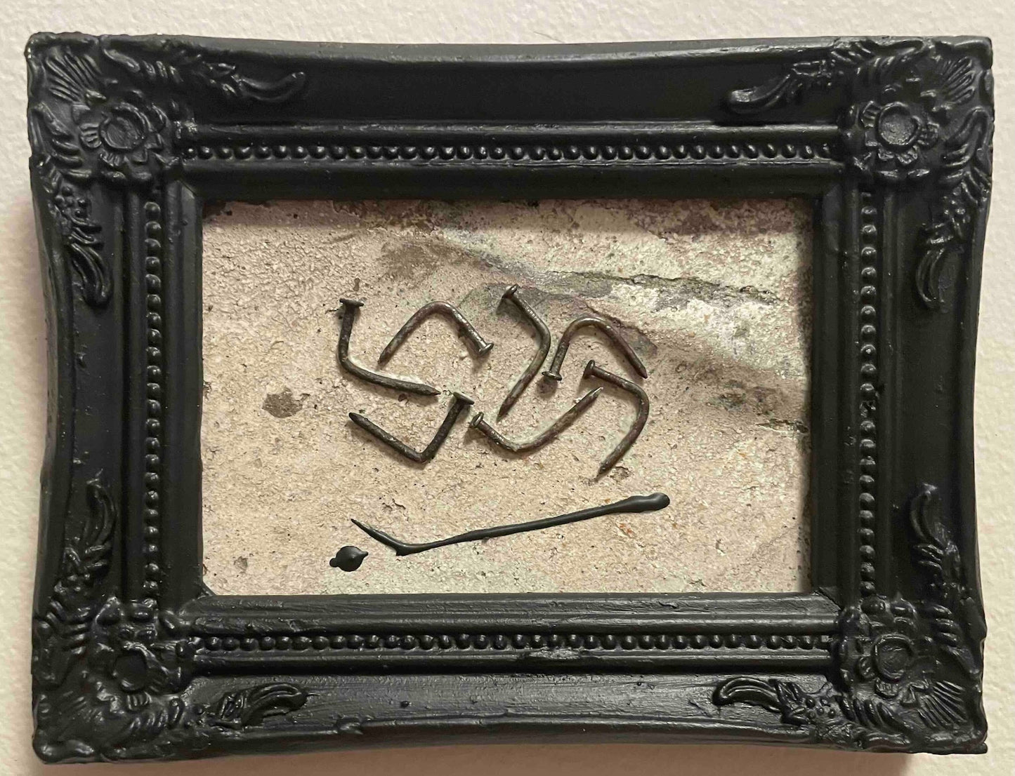 Sayat nº7 arte povera y ensamblaje con piedra pómez, tinta de imprenta y clavos sobre madera - Xabier Liz
