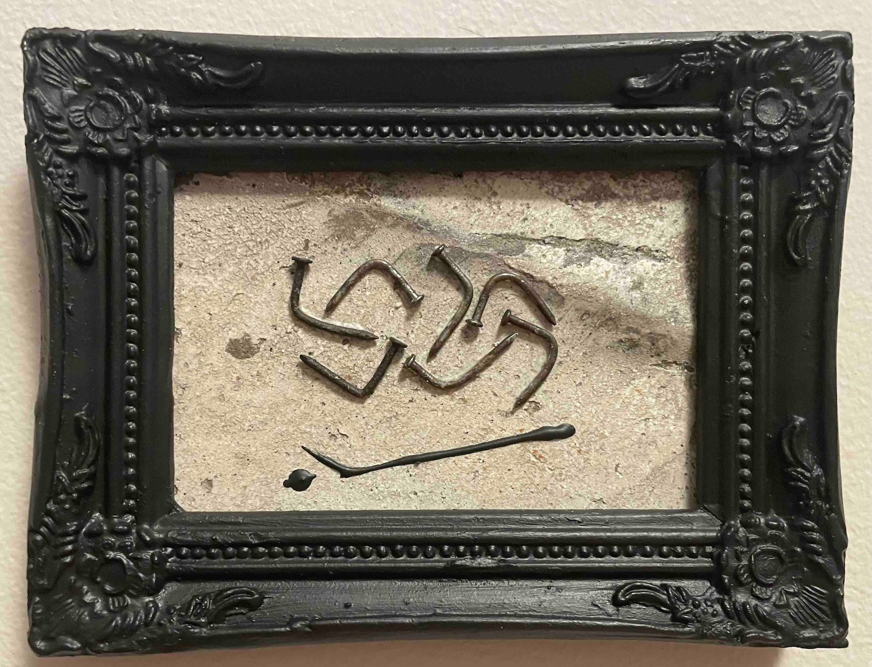 Sayat nº7 arte povera y ensamblaje con piedra pómez, tinta de imprenta y clavos sobre madera - Xabier Liz
