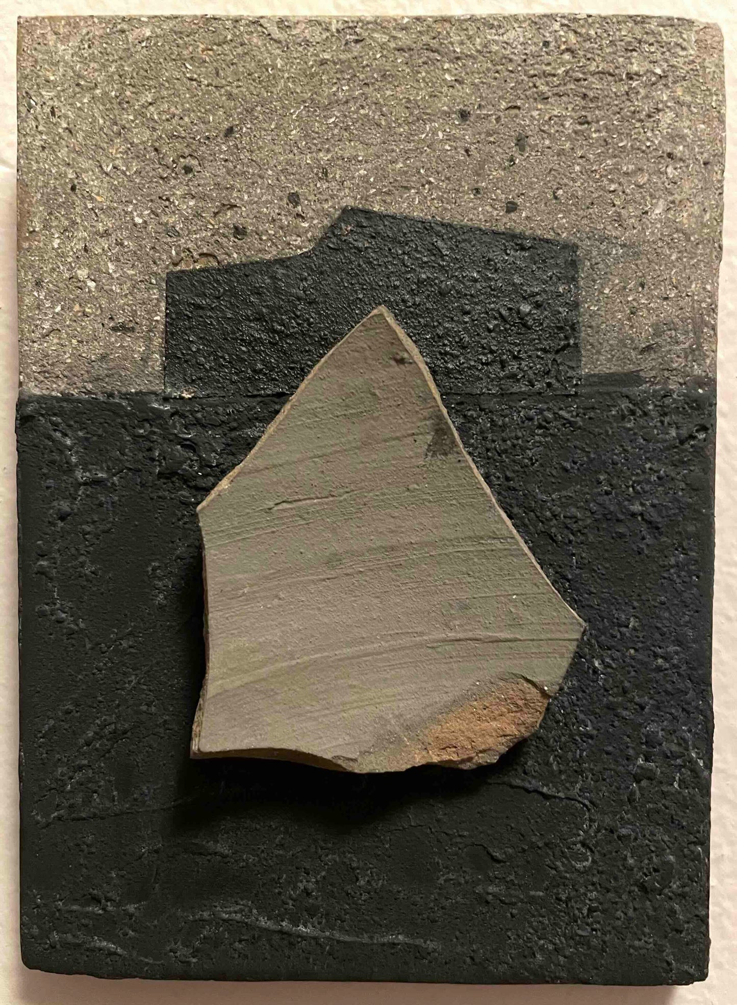 Arte matérico con cerámica negra asturiana y ceniza sobre madera - Tablina nº4 - Xabier Liz
