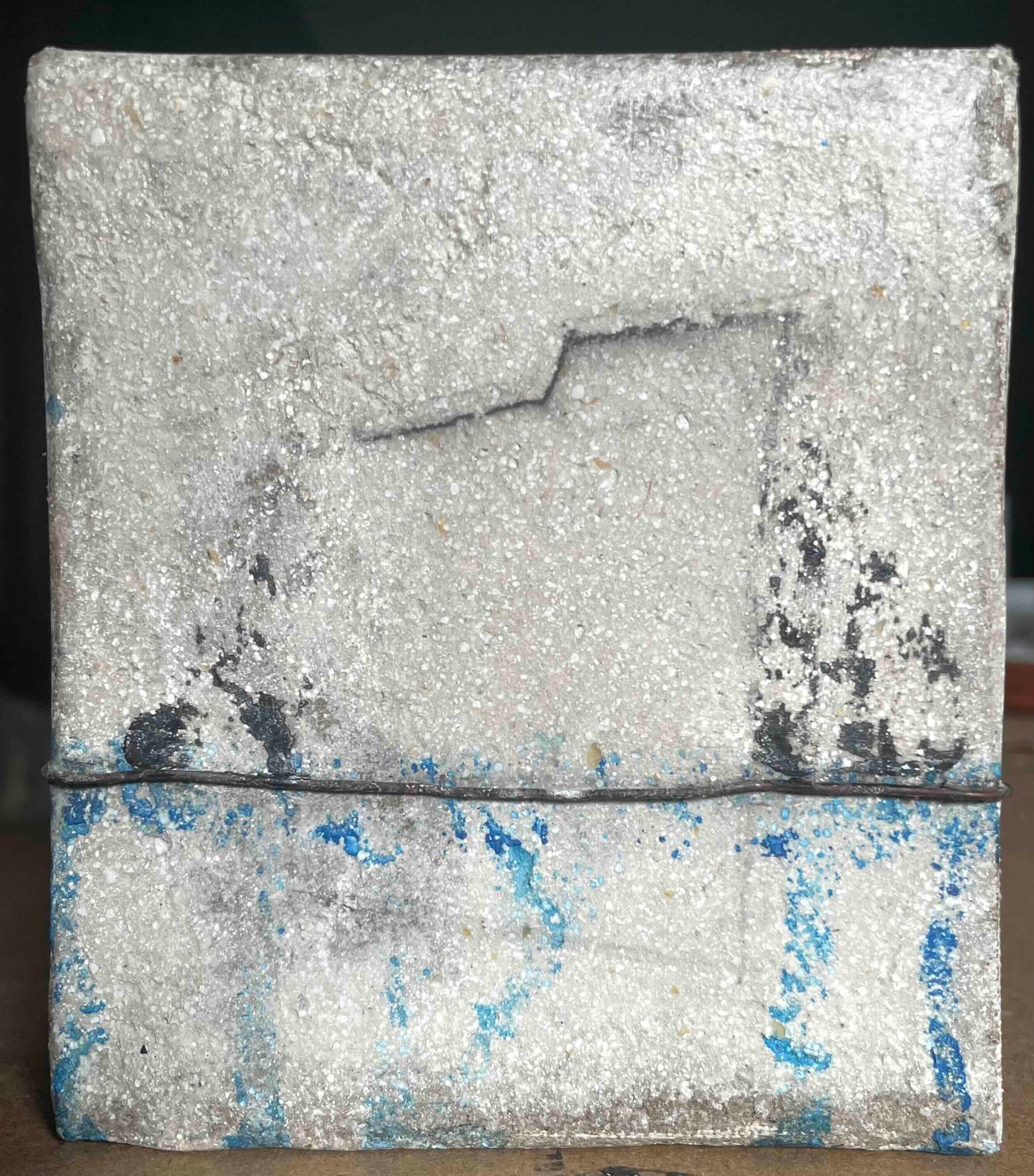 Espacio privado nº4 caja de madera con piedra pómez, pigmentos azules y metal - Arte matérico - Xabier Liz
