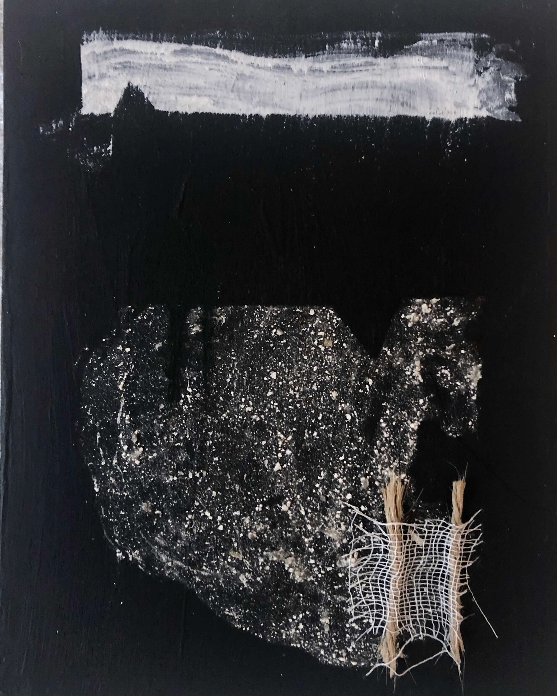 Tablina 4 arte matérico con metal, tela, ceniza pigmentada y piedra pómez sobre madera - Xabier Liz

